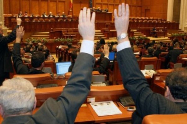 Discuţiile pe modificarea Constituţiei, suspendate. Mecanismul interceptărilor a stârnit dispute